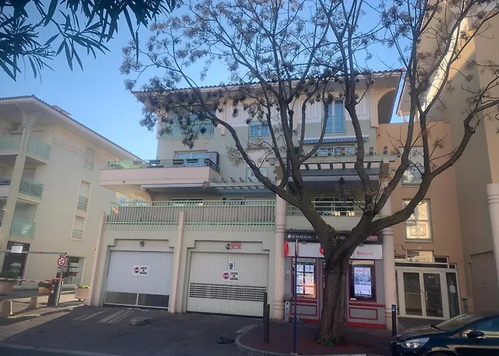 T2 Port-fréjus Proximité De La Grand Garage Privé 34 M2 Dernier étage Appartamento