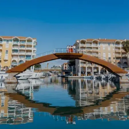 Apartman T2 Port-frejus Proximite De La Grand Garage Prive 34 M2 Dernier Etage Fréjus
